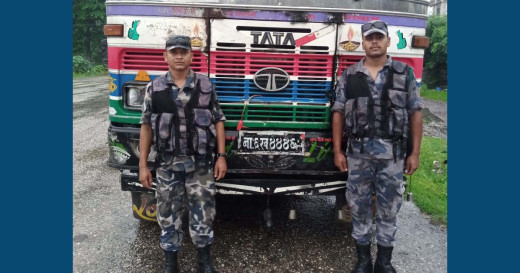 सशस्त्र प्रहरीद्वारा ३ ट्रकसहित १ करोड २१ लाखका सामान बरामद